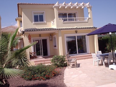 Beautiful detached villa (max. 6 people) with private swimming pool / garden (420 m2) and air conditioning.