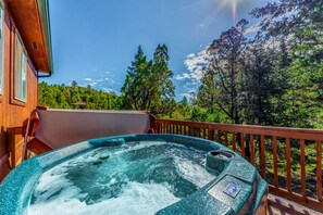 Hot tub on side deck
