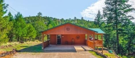 NM Mountain Pine Cabin welcomes you