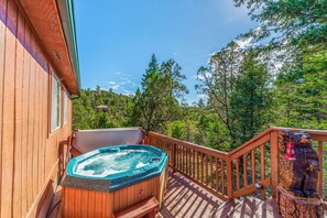 Hot tub on side deck