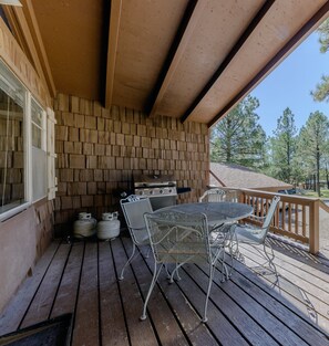 Covered front deck with Propane BBQ Grill