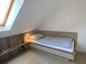 Schlafzimmer mit zwei Einzelbetten