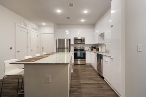 Modern Kitchen with Whirlpool Stainless Steel Appliances - Corporate Housing Atlanta - 2-Bedroom Spectacular Suites