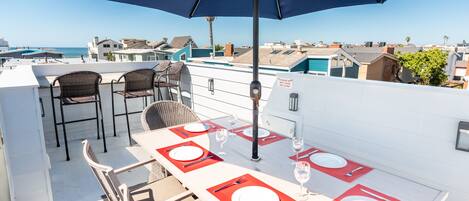 Celebrate the glorious SoCal weather and fresh ocean breezes with sunset happy hours on the rooftop deck.