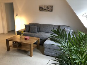 Wohnzimmer mit TV und Esstisch