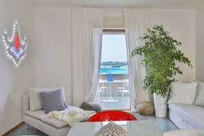 The distinctive living room offers remarkable craftsmanship