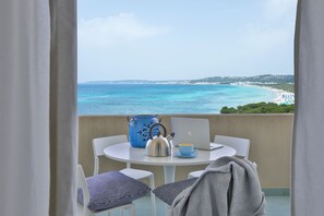 Sip a cappuccino alfresco or enjoy your dinner with stunning ocean views ! 