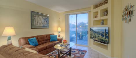 SUPERSTITION LAKES SUNRISE is a well appointed condo in the popular Superstition Lakes Community.