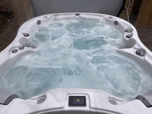 Medizinischer Luxus-Whirlpool mit 60 individuell einstellbaren Massagedüsen…