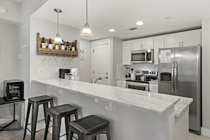 Breakfast Bar and Kitchen