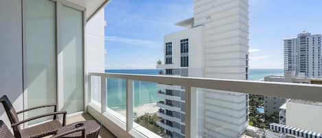 Studio at Sorrento Residences- Miami Beach - a SkyRun Miami Property - Ocean View Balcony - Beautiful views of the ocean and downtown Miami