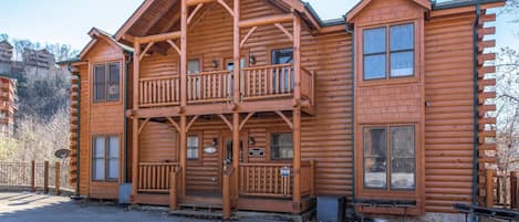 The Good Times Start Here – As soon as you pull up to Moonlight Lodge you’ll know you chose an ideal home base for your Smoky Mountains vacation.