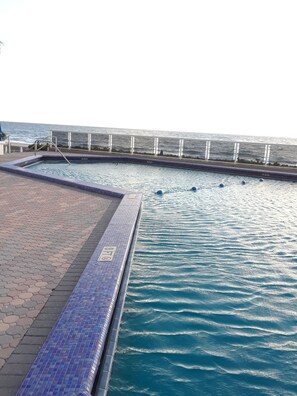 POOL, 9 feet deep