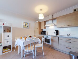 Countertop, Cabinetry, Möbel, Tabelle, Spüle, Küchengerät, Küche, Gebäude, Holz, Stuhl