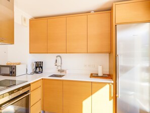 Comptoir, Cabinetry, Pièce, Propriété, Cuisine, Meubles, Orange, Design Intérieur, Jaune, Placard
