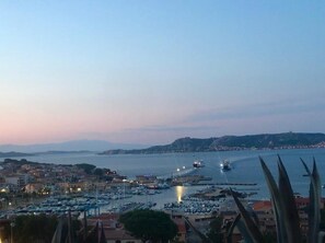 Tramonto sull'arcipelago della Maddalena.