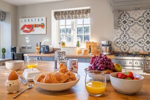 The Malthouse, Dersingham: Well-equipped kitchen with modern appliances