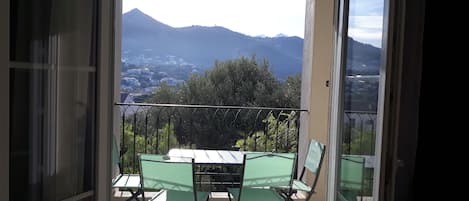 la terrasse  avec vue cote  montagne equipee de mobilier de jardin pour le repas