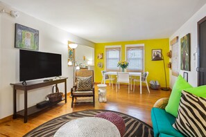 Solaris Cottage- colorful and cozy!