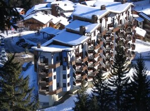 Ski in-ski out to the door and underground parking space