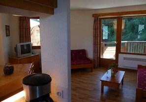 Dining space for up to 6 people