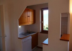 Fully equipped kitchenette with dishwasher and washing machine