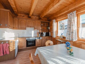 Holz, Zuhause, Möbel, Holzbeize, Hartholz, Hütte, Decke, Cabinetry, Küche, Planke