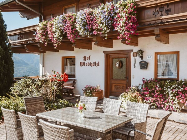 Plante, Fleur, Bâtiment, Propriété, Fenêtre, Meubles, Table, Chaise, Maison, Porte
