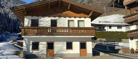 Gebäude, Berg, Eigentum, Himmel, Fenster, Schnee, Blau, Haus, Baum, Steigung