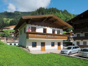 Pflanze, Gebäude, Wolke, Himmel, Auto, Fahrzeug, Fenster, Grün, Berg, Baum