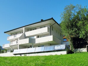 Himmel, Pflanze, Gebäude, Fenster, Baum, Grundstueck, Schatten, Holz, Urban Design, Fassade