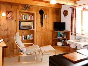 Möbel, Bilderrahmen, Eigentum, Holz, Interior Design, Beleuchtung, Fernsehen, Haushaltsgerät, Tabelle, Wohnzimmer