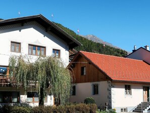 Himmel, Pflanze, Gebäude, Fenster, Haus, Baum, Nachbarschaft, Holz, Hütte, Fassade