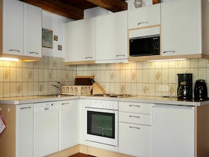 Cabinetry, Countertop, Eigentum, Küchengerät, Gebäude, Küche, Herd, Haushaltsgerät, Holz, Zapfhahn