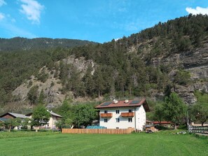 Pflanze, Wolke, Himmel, Berg, Ökoregion, Grün, Natur, Natürliche Landschaft, Natürlichen Umgebung, Gebäude