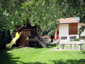 Pflanze, Gebäude, Baum, Schatten, Grundstueck, Holz, Hütte, Gras, Fenster, Natürliche Landschaft