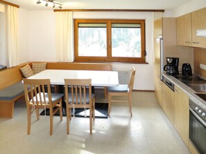 Pièce, Meubles, Propriété, Bâtiment, Design Intérieur, Sol, Table, Maison, Plafond, Immobilier