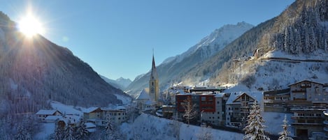 Berg, Himmel, Schnee, Wolke, Licht, Steigung, Hochland, Natürliche Landschaft, Einfrieren, Baum