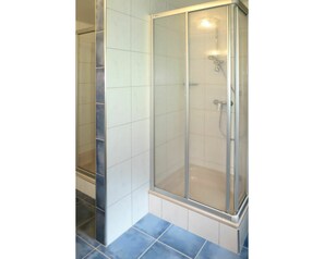 Porte De Douche, Propriété, Salle De Bains, Pièce, Porte, Verre, Tuile, Douche, Luminaire Plomberie, Architecture