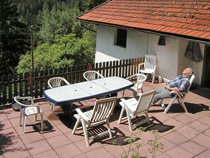 Table, Meubles, Propriété, Plante, Bâtiment, Chaise, Fenêtre, Tableau De Plein Air, Bois, Ombre