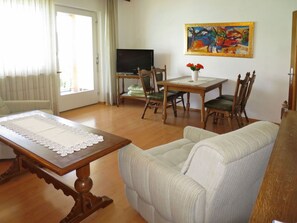 Table, Furniture, Picture Frame, Wood, Building, Comfort, Window, Interior Design, Flooring, Living Room