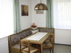 Zimmer, Eigentum, Möbel, Interior Design, Tabelle, Fussboden, Haus, Vorhang, Gebäude, Fensterbehandlung