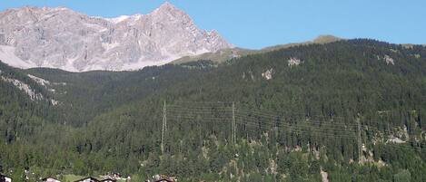 Himmel, Berg, Natürliche Landschaft, Baum, Gebäude, Hochland, Pflanze, Haus, Landschaft, Bergforms