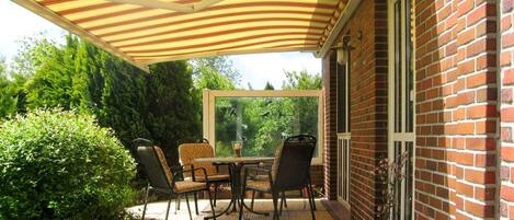 Eigendom, Patio, Backyard, Onroerend Goed, Pergola, Gebouw, Schaduw, Werf, Luifel, Huis