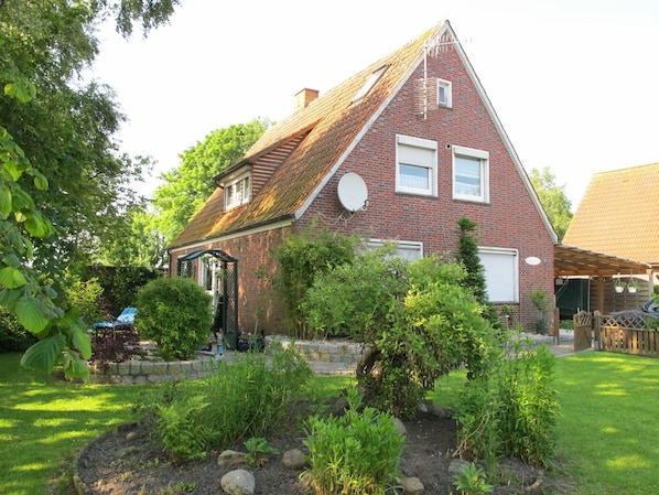 Pflanze, Himmel, Eigentum, Fenster, Gebäude, Baum, Haus, Grundstueck, Gras, Hütte
