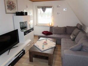 Couch, Eigentum, Möbel, Bilderrahmen, Tabelle, Fenster, Beleuchtung, Interior Design, Holz, Wohnzimmer