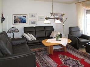 Wohnzimmer, Möbel, Zimmer, Interior Design, Couch, Eigentum, Tabelle, Fussboden, Kaffetisch, Gebäude