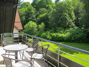 Pflanze, Tabelle, Baum, Himmel, Natürliche Landschaft, Zaun, Gebäude, Schatten, Gartenmöbel, Biome