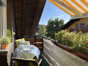 Plante, Jour, Ciel, Table, Bâtiment, Pot De Fleur, Bois, Chaise, Vaisselle, Ombre