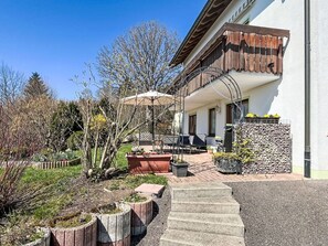 Strauch, Wohngebiet, Zuhause, Garten, Balkon, Garten, Landscaping, Estate, Hinterhof, Zaun